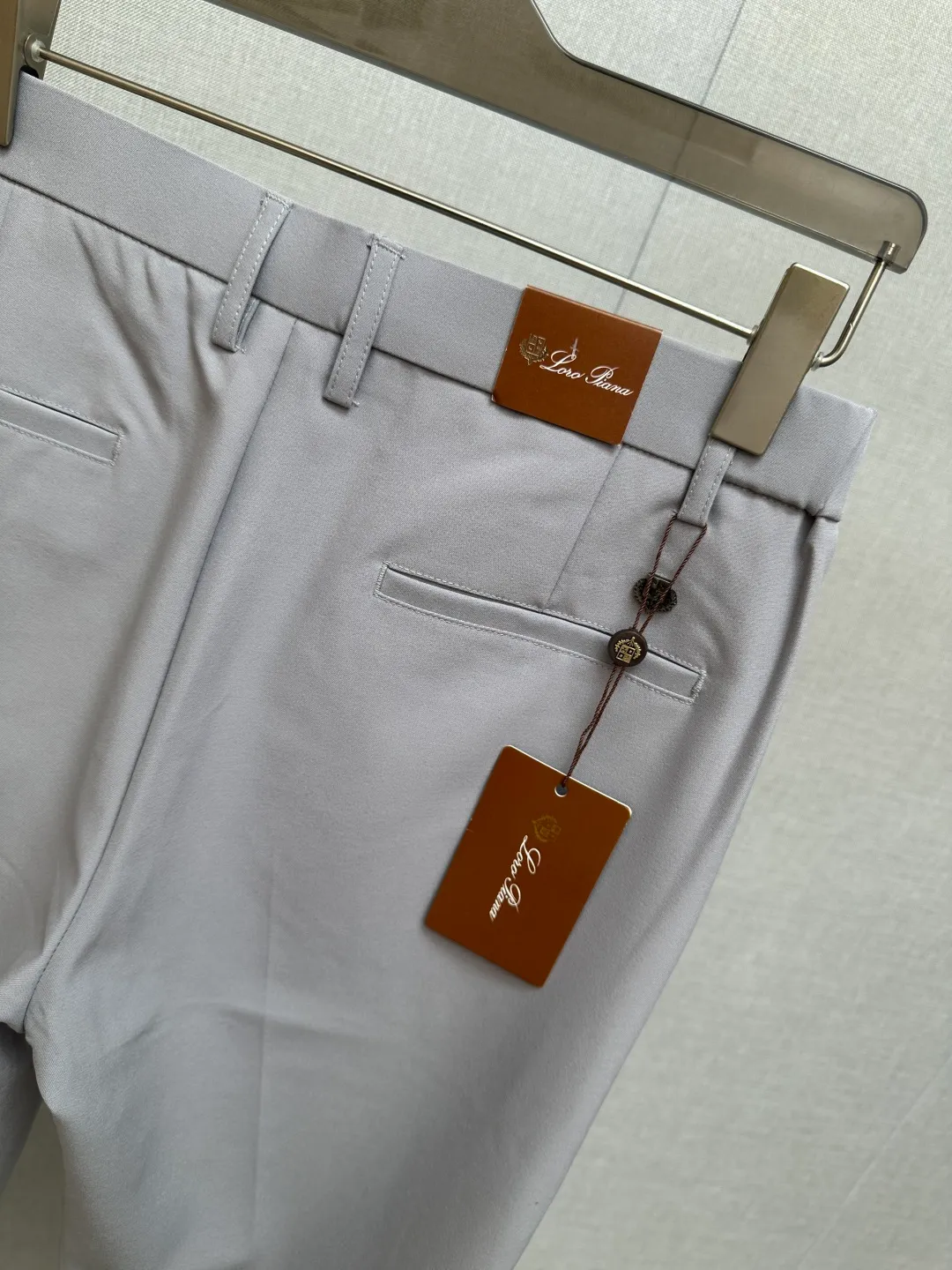 LP spring and summer New Arrival men's casual trousers, the final channel product has appeared! ! Simultaneous sales at the counter! It is no exaggeration to say that these trousers are products from the original OEM channel, not bragging about the original OEM. They are completely products from the domestic ready-to-wear OEM factory officially authorized by Ermenegildo Zegna! Therefore, the quantity and size are extremely scarce, so if you grab it, you will make a profit! The best pantsuits ever officially unveiled! ! ! ! ! ! It has always been one of the must-have accessories for successful business people! The brand's high-end style and powerful aura are not something that everyone can easily overcome. No matter what season the styles are, they are all standard styles! However, the fabric style is between business casual and daily wear. Customized original hardware and logo accessories! To be able to design a pair of trousers so suitable for the public, we can only focus on men's business casual wear. Whether you are wearing it for casual occasions or business occasions, this style can be matched just right. To wear it, you must wear it well and be able to wear it according to your own taste! Pants that give yourself unlimited bonus points! Size: 29-38